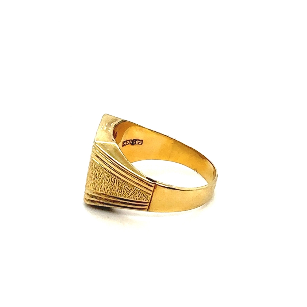 Men's gold ring with diamond