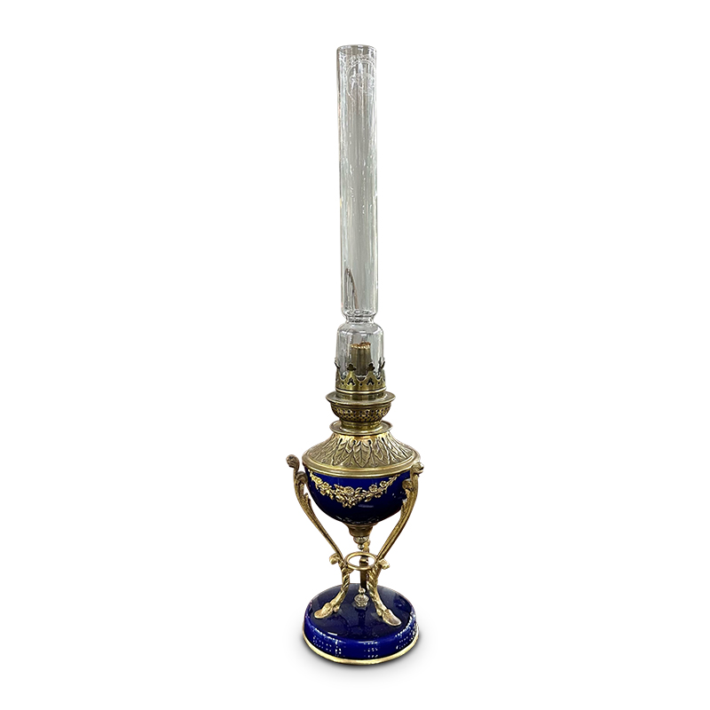Rare museum quality porcelaine and ormolu French Napoleon III oil lamp with small proportions c.1870