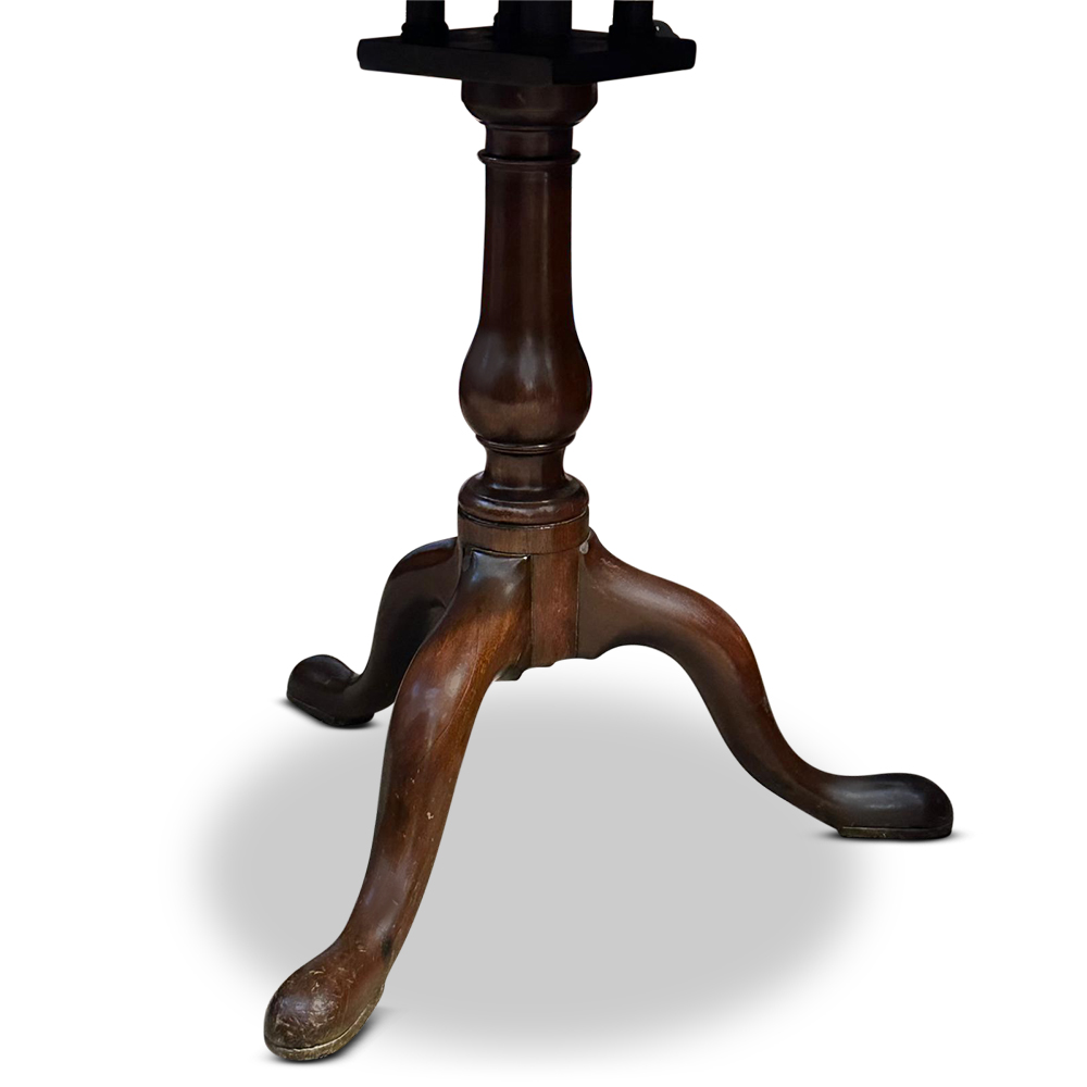 Georgian mahogany tilt top table with pedestal base c.1810