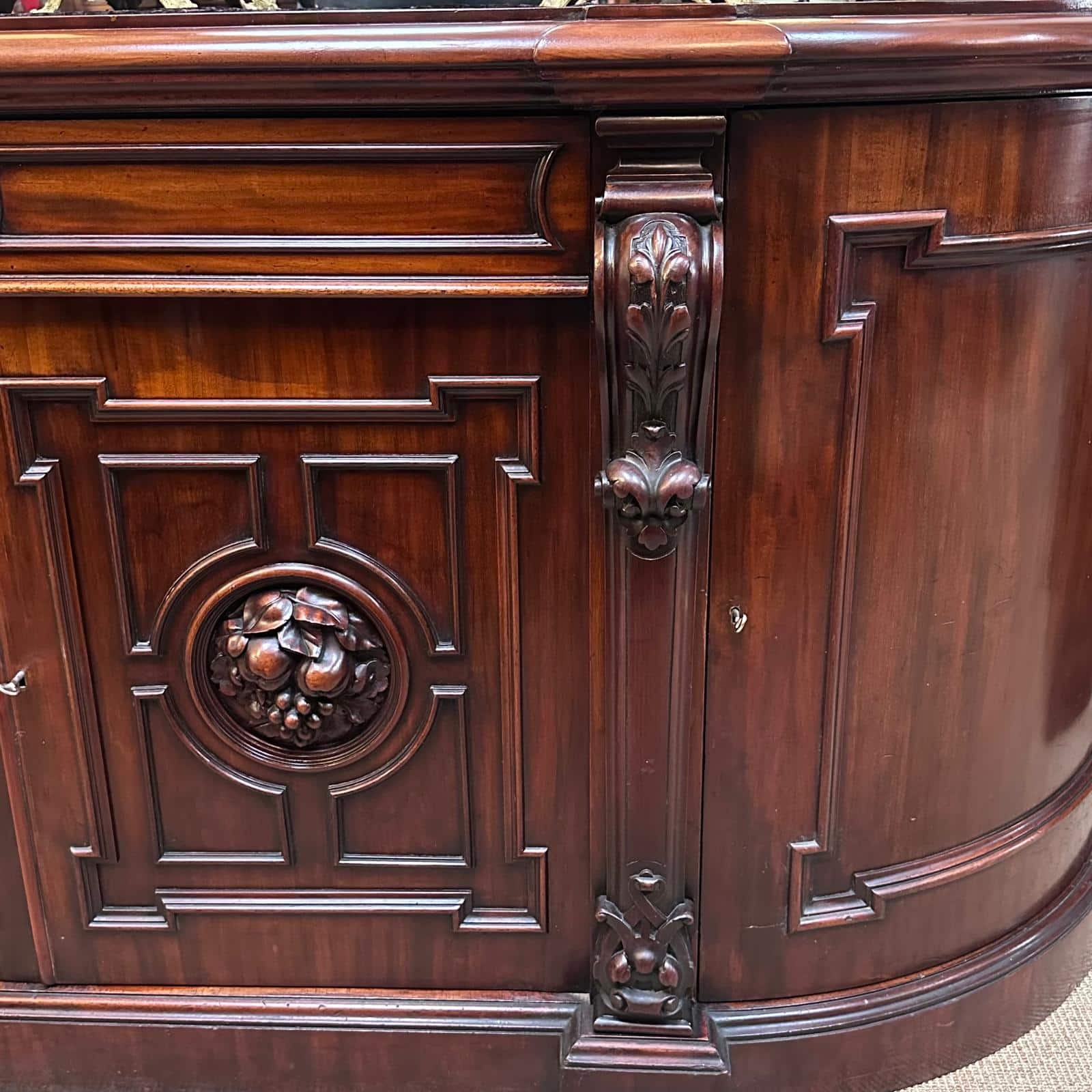 Grand English mahogany 4 door sideboard with ornate carvings and mirrored back c.1860 detail