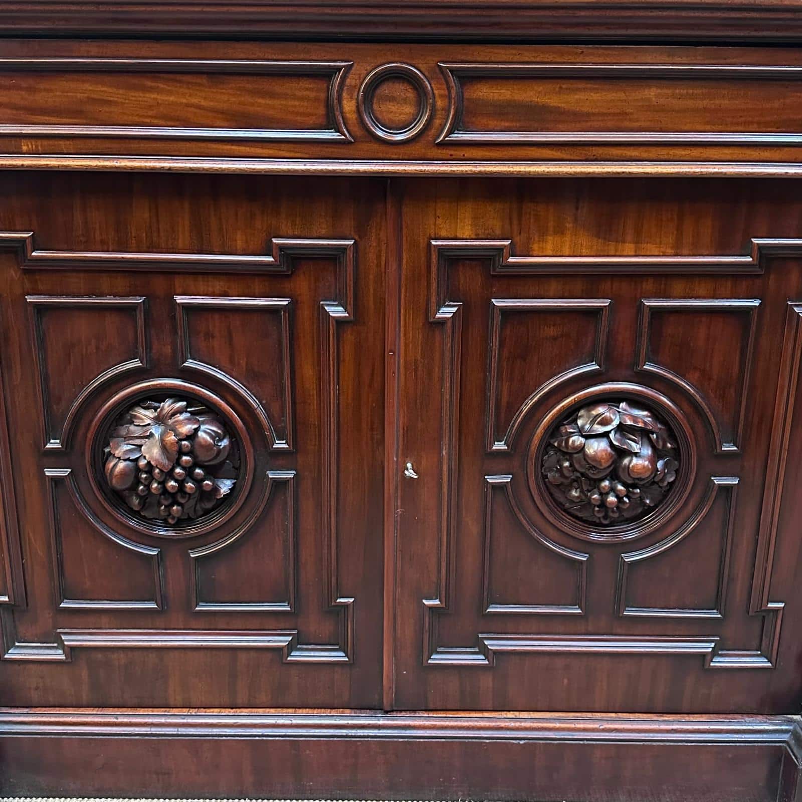 Grand English mahogany 4 door sideboard with ornate carvings and mirrored back c.1860 detail