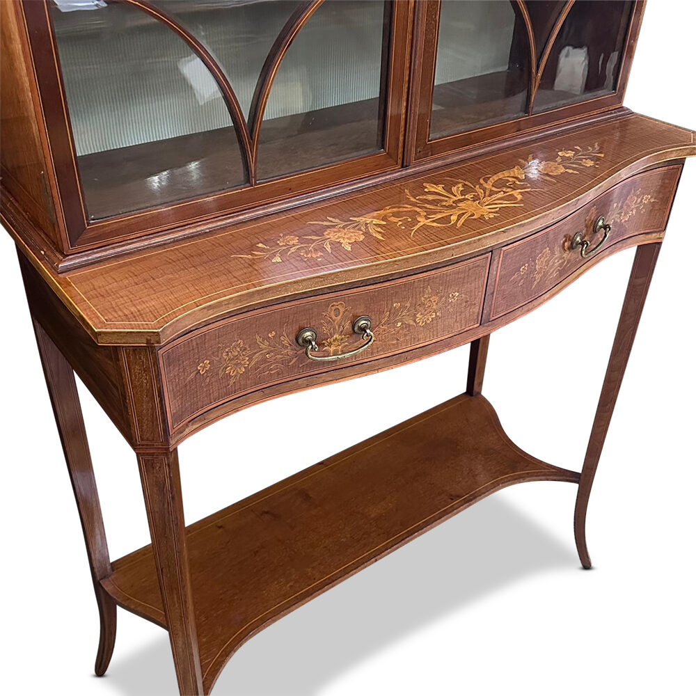 Superb English 2 door 2 drawer mahogany serpentine fronted display cabinet with fine marquetry inlays by Edwards & Roberts c.1890