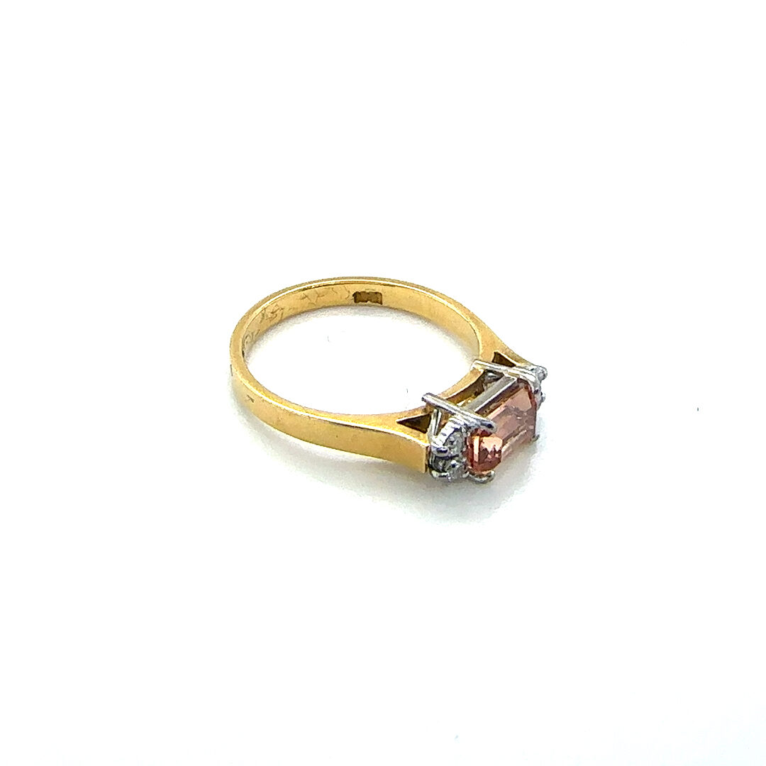 18ct yellow gold and topaz ring with 4 diamonds