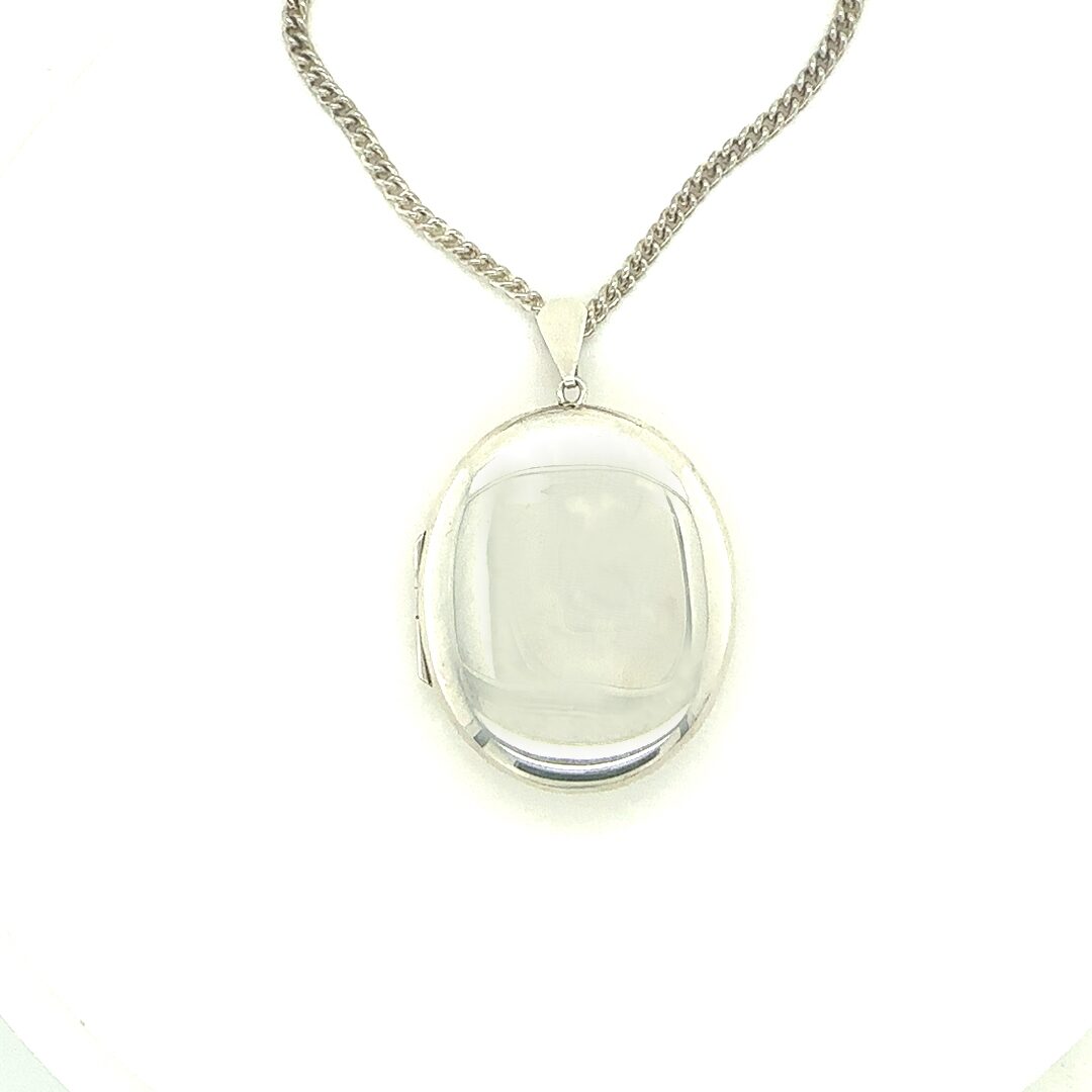 Sterling silver locket Birmingham 1900 on sterling silver chain 68cm